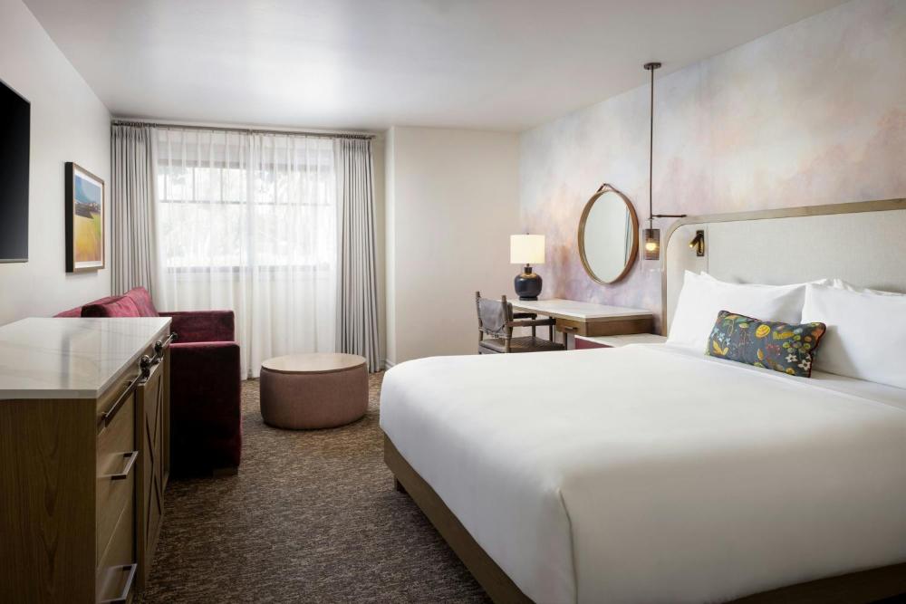 Standard King Room with Sofa Bed and City View - Hearing Accessible interior